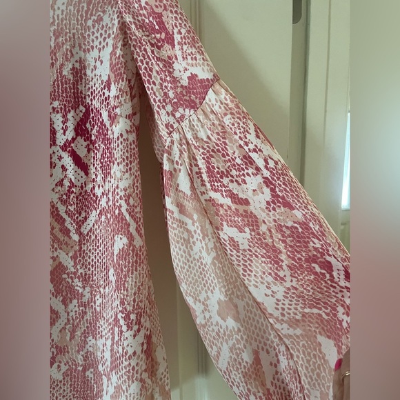 CAbi Light Pink Snakeskin Print Polyester Blouse Women’s Size Small - Picture 2 of 16